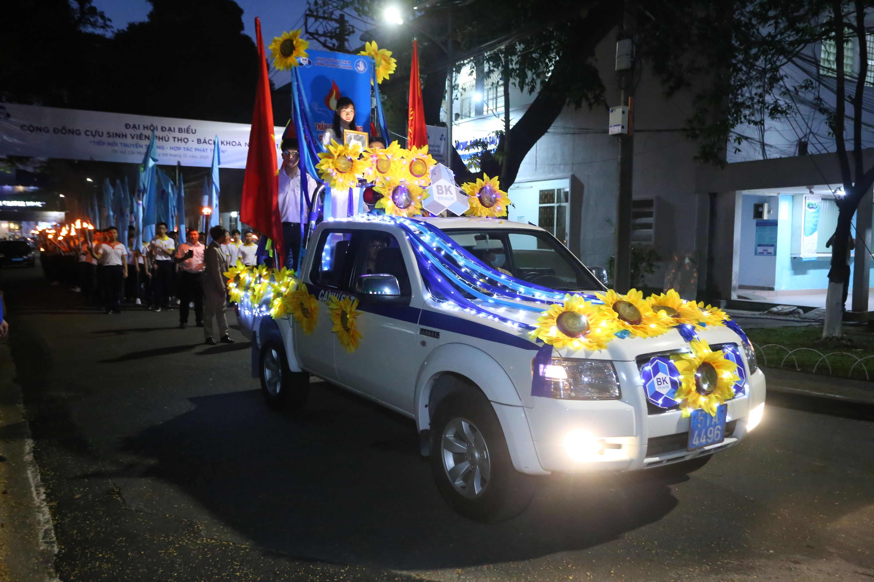 A flower-decked procession opens the congress.