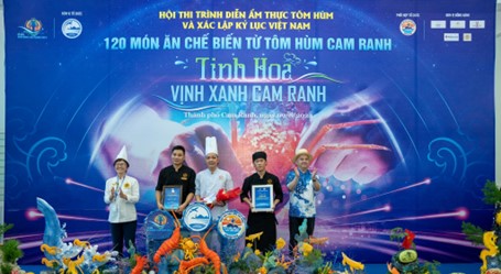 The Vietnam record handover — 120 lobster dishes recognised on stage.