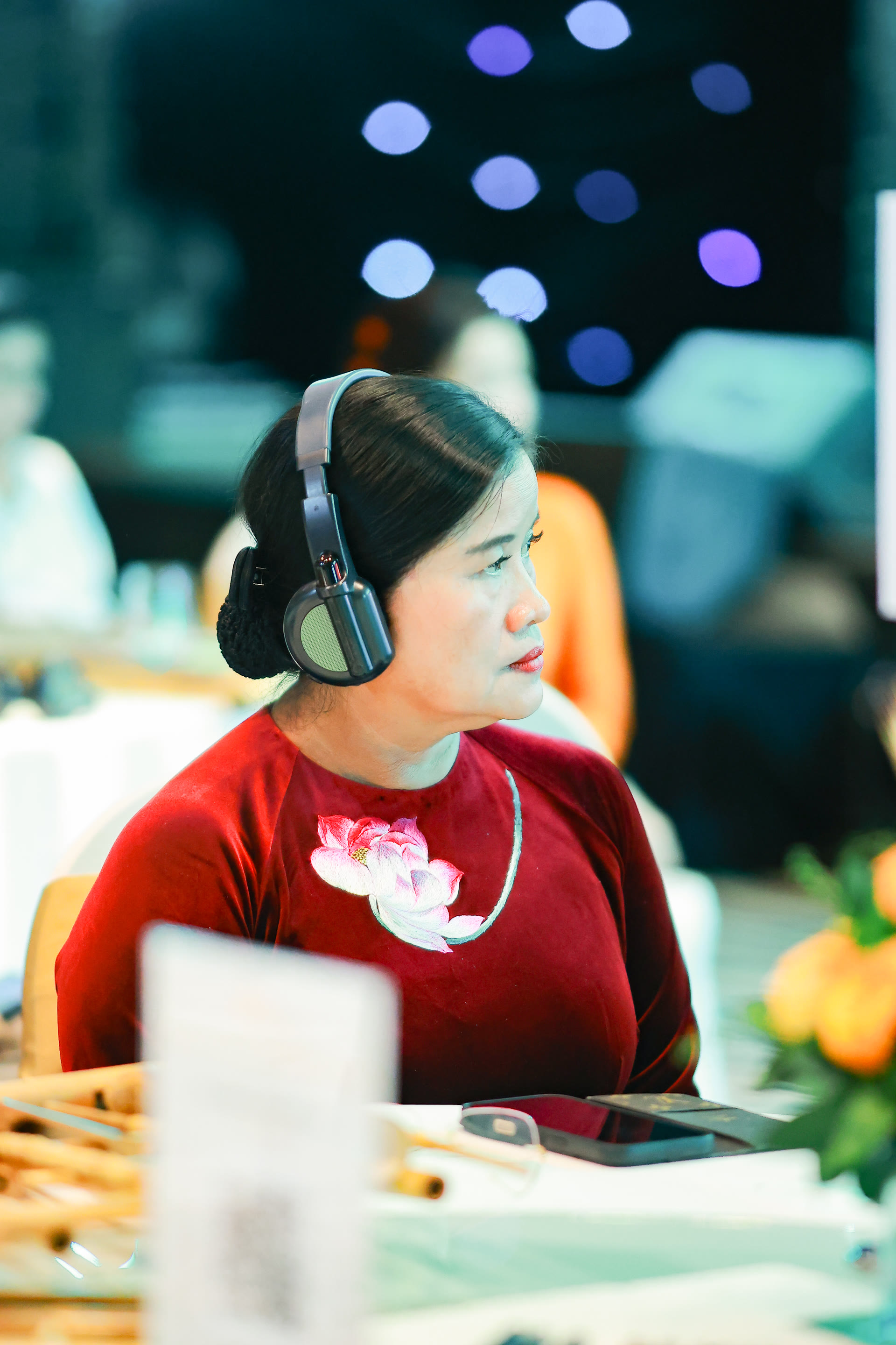 Simultaneous EN–VN–ZH interpretation kept 330 guests in one conversation.