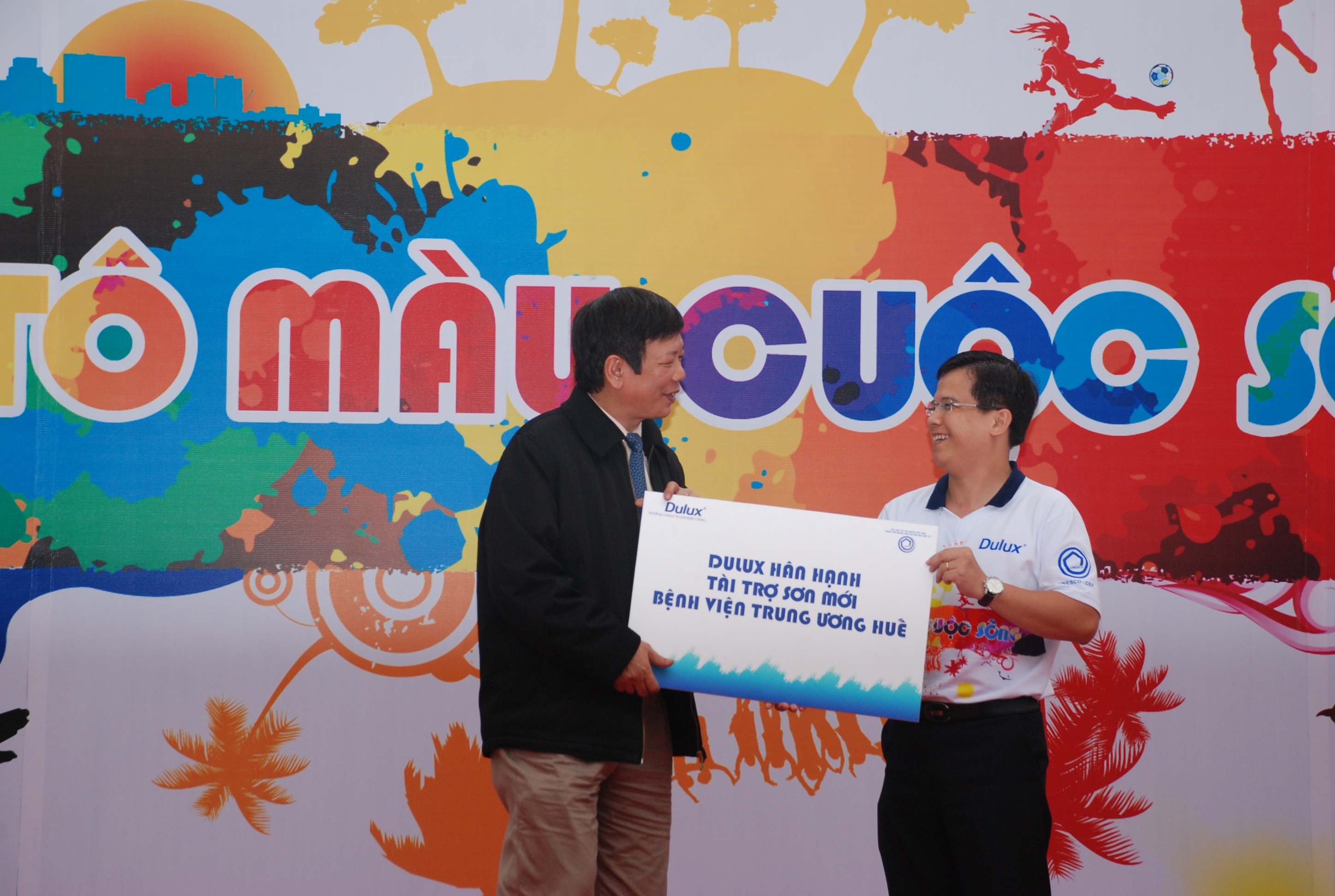 Dulux sponsor repainting TW Hue Hospital