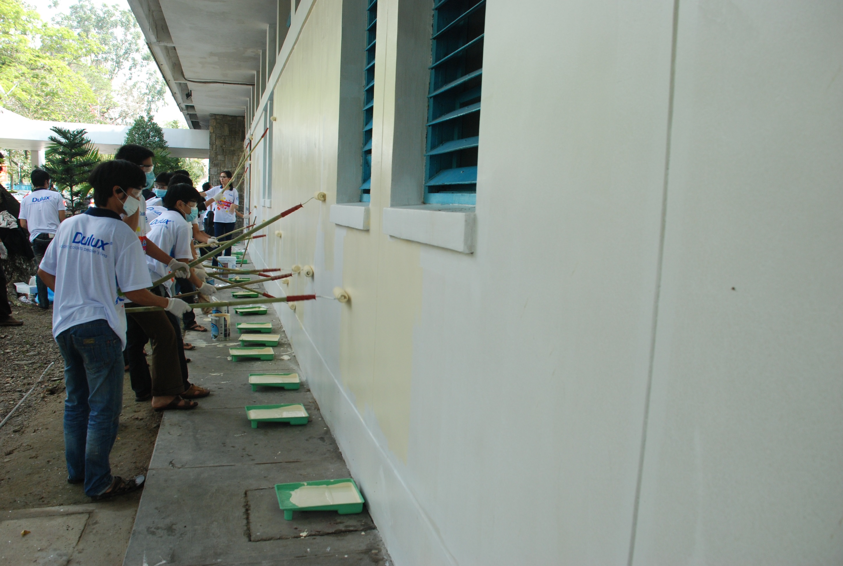 The students from universities contribute to repaint TW Hue hospital