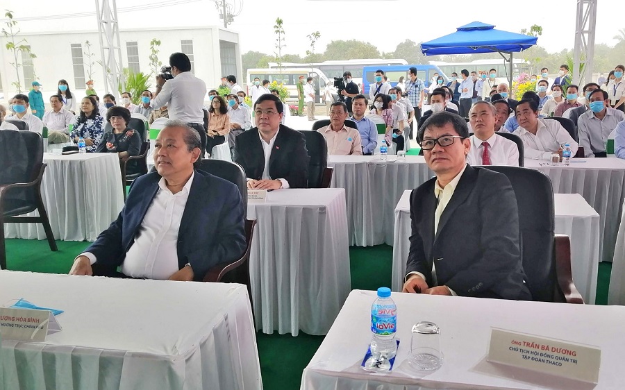 Guests gather for the An Giang agricultural showcase.
