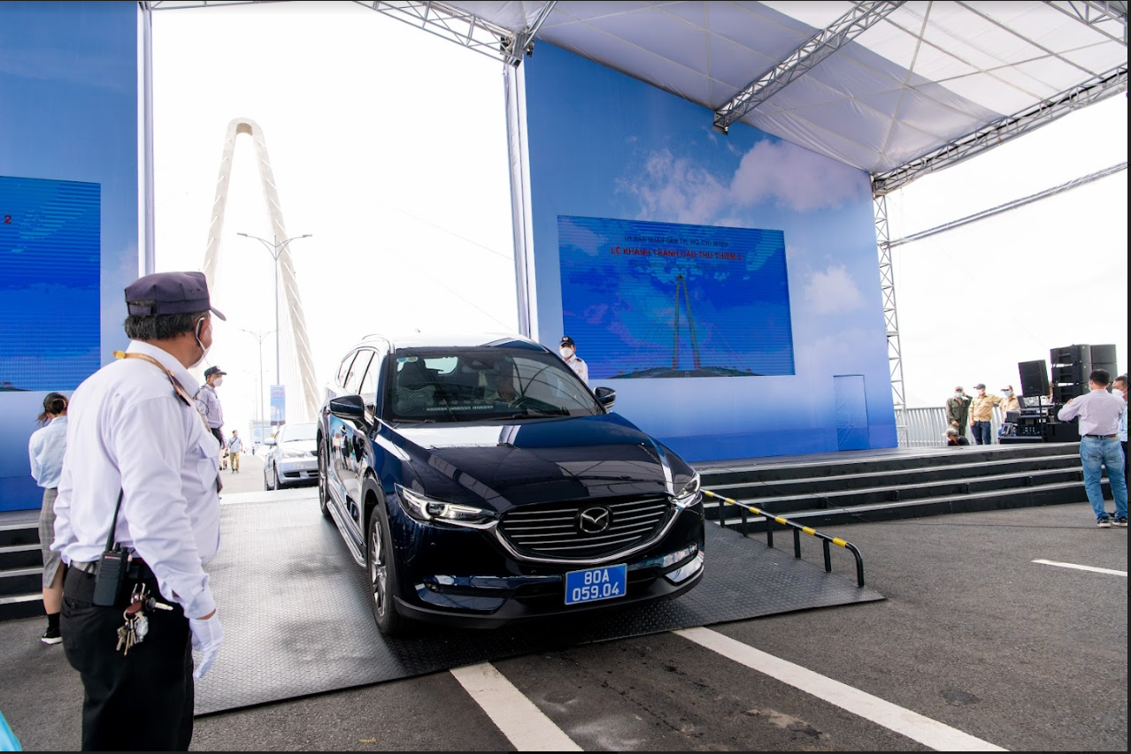 The first ceremonial drive across the bridge.